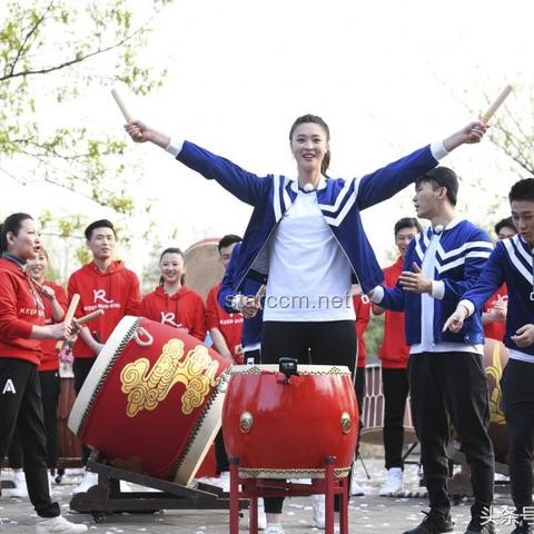 端午节苏炳添参与广州划龙舟：体育明星跨界效应的深度剖析
